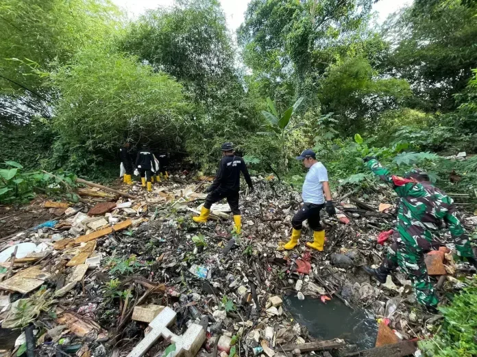 Chandra Rahmansyah bersihkan Sungai Cipinang