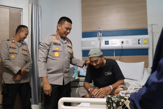 Kapolres Depok jenguk wartawan sakit